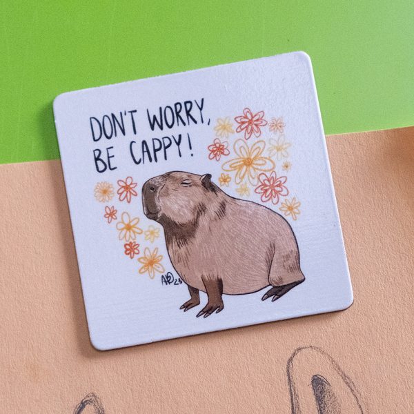 Ein Magnet mit einer Zeichnung eines Capybara und dem Spruch " Don't worry, be cappy!"