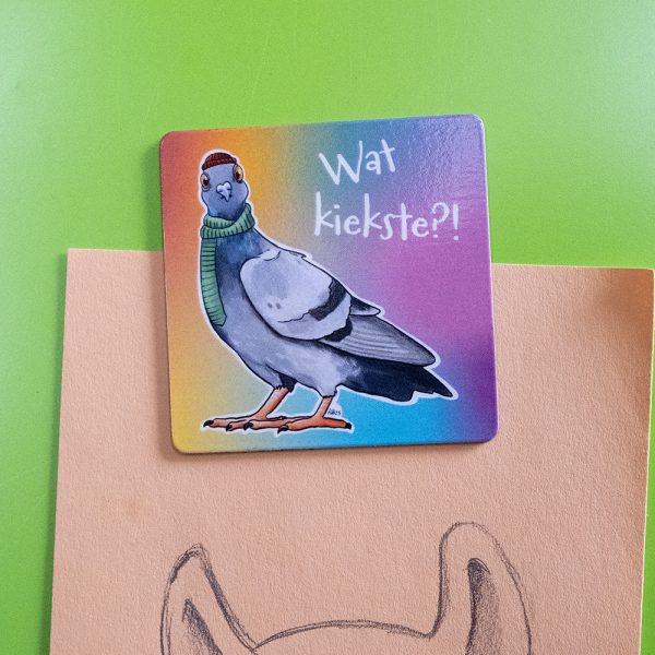 Zeichnung einer Taube mit Mütze und Schal und darüber der Spruch "Wat kiekste?"
